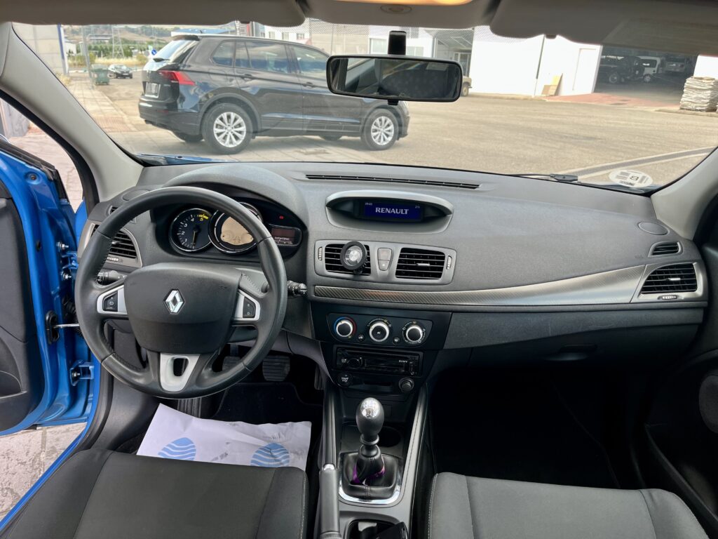Foto 12 de RENAULT MEGANE III 1.5dci 110CV 2012
